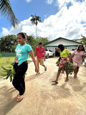 Em uma ação que reforça o compromisso com o fortalecimento da segurança alimentar das comunidades indígenas, o Governo do Amazonas, por meio da Secretaria de Estado de Produção Rural (Sepror), em conjunto com o Instituto de Desenvolvimento Agropecuário e Florestal (Idam), entregou, nesta terça-feira (28), mais de 5,5 toneladas de alimentos da agricultura familiar indígena no município de Envira (a 1.208 quilômetros de Manaus).